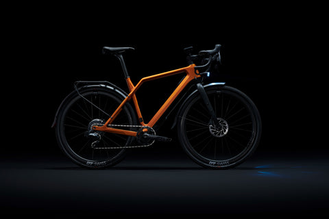 Cyklær E-Gravel mit Streetwear-Kit